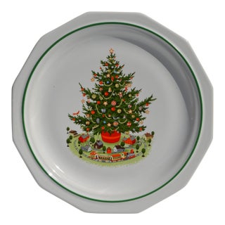 1980s Christmas Heritage Collectible Dinnerplate 10 Inches Diameter by Pfaltzgraff For Sale