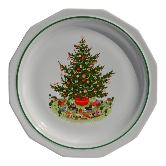 1980s Christmas Heritage Collectible Dinnerplate 10 Inches Diameter by Pfaltzgraff For Sale