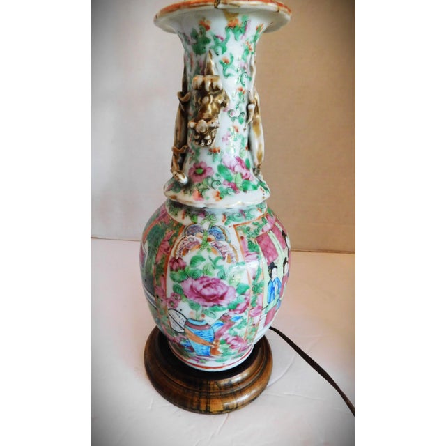 Vintage Chinoiserie Famille Rose Chinese Porcelain Asian Table Lamp, Dark Wooden Base For Sale In New York - Image 6 of 11
