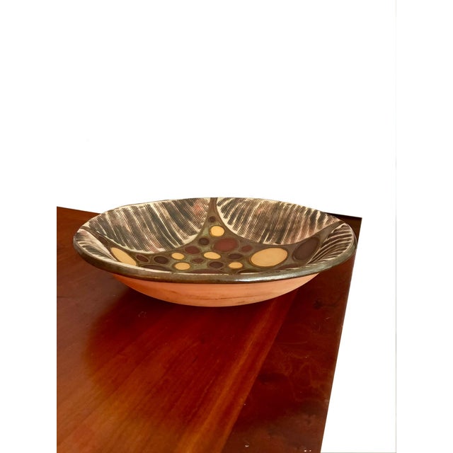 Mid-Century Modern Signed Ceramic Art Studio Pottery Bowl / Mid Century L.Tamariz Ecuador Decorative Fruit Bowl Plate Eduardo Vega For Sale - Image 3 of 9
