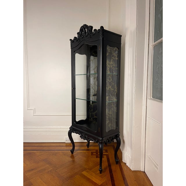 1960s French Illuminated Vitrine Curio Cabinet For Sale In New York - Image 6 of 11