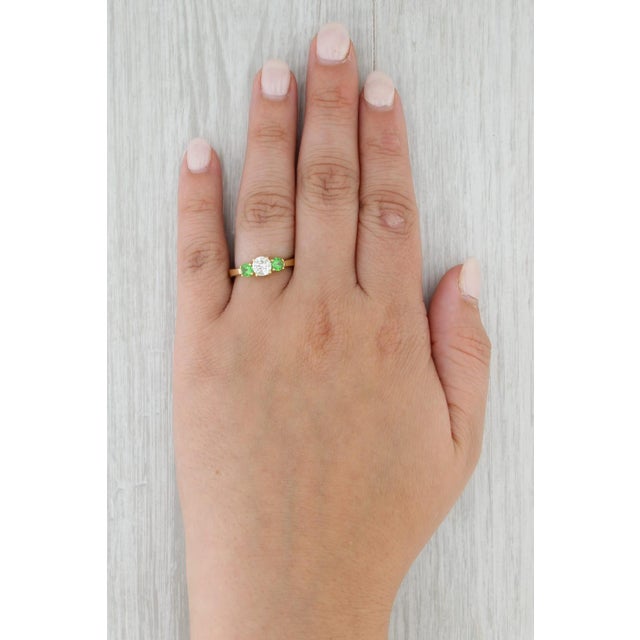 Metal 1.17ctw Diamond Green Demantoid Garnet 3-Stone Engagement Ring 18k Gold Sz 7.75 For Sale - Image 7 of 8