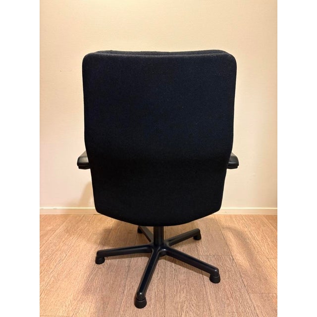 Artifort Model F141 Swivel Chair in Black Upholstery with Skai Armrests attributed to Geoffrey Harcourt for Artifort, 1970s For Sale - Image 4 of 8