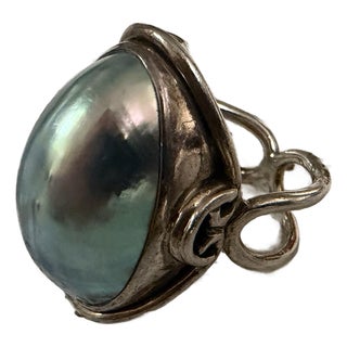 1990s Blue Gray Mabe Pearl Ring in Sterling 1 Inch X 3/4 Inch Vintage Size 11 For Sale