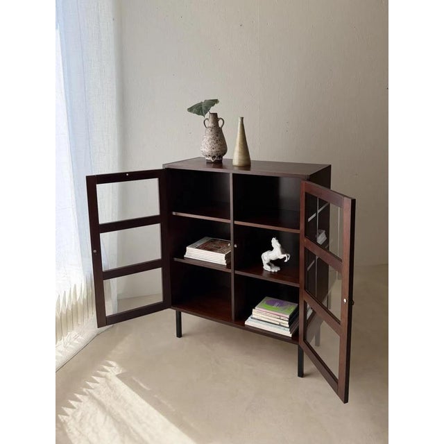 Mid-Century Display Cabinet in Dark Wood and Glass For Sale - Image 3 of 12