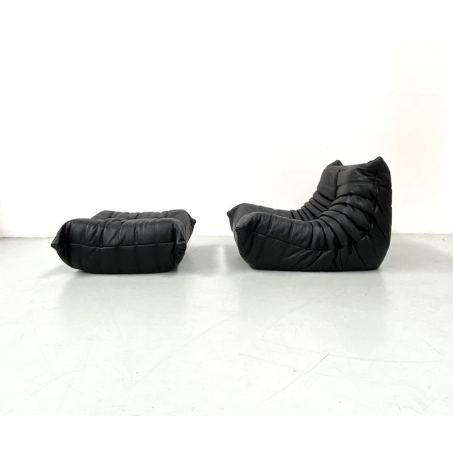 Black Set of French Togo Lounge Chair and Ottoman in Black Leather attributed to Michel Ducaroy for Ligne Roset, 1970s For Sale - Image 8 of 14