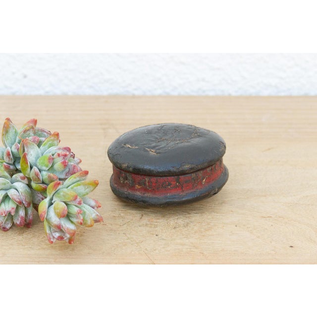 Petite Antique Round Leather Lidded Box For Sale In Los Angeles - Image 6 of 6
