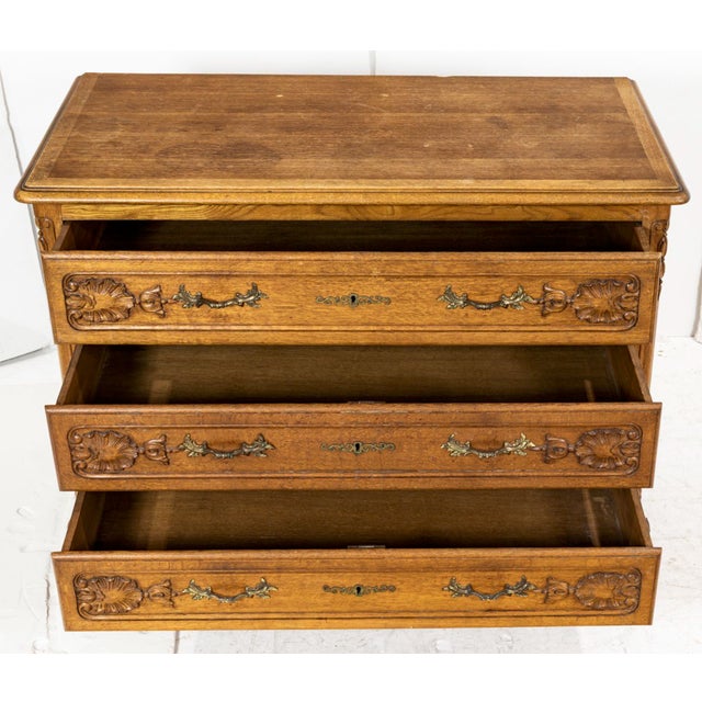 French Provincial Vintage French Provincial Louis XV 3-Drawer Chest Dresser W/ Cabriole Legs For Sale - Image 3 of 5