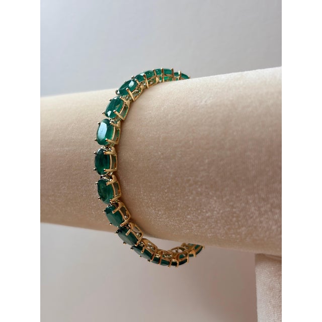 27 Carat Natural Emerald Tennis Bracelet, 14 Karat Yellow Gold, 16gm, 7 Inch For Sale - Image 4 of 8