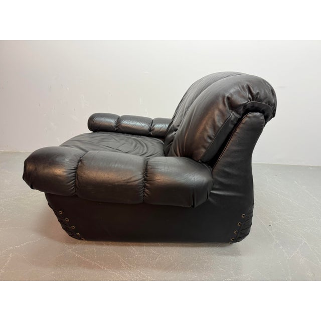 Large Italian Space Age Postmodern Black Leather Lounge Chair with Brass Buttons and Cord Lacing from Busnelli, 1970s For Sale - Image 9 of 10