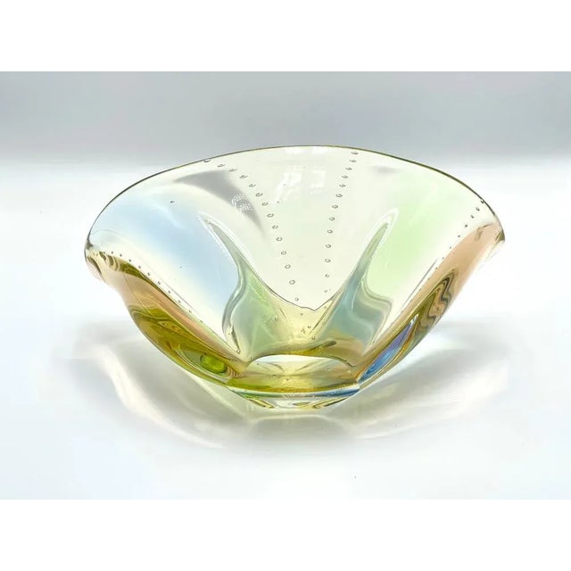 Art Glass Czech Pizzicato Bowl attributed to Hana Machovska for Mstišov/Moser Karlovarske Glass, 1960s For Sale - Image 4 of 9