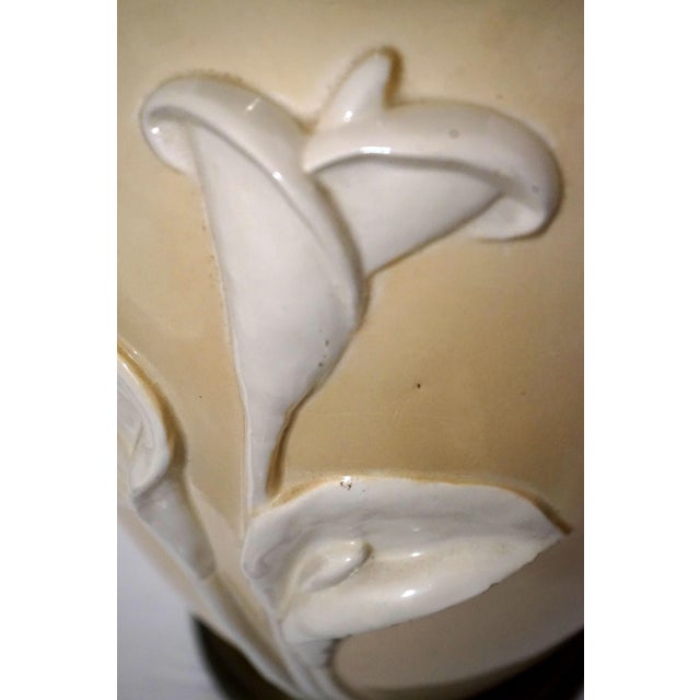 1970s Chapman White and Tan Ceramic Lamp With Sculptural Lillies and Brass Base For Sale - Image 5 of 13