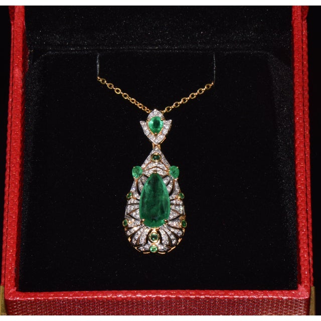 Late 20th Century Gia Natural 4.10Cts Emerald Diamond Solid 18k Gold Pendant Necklace For Sale - Image 13 of 15