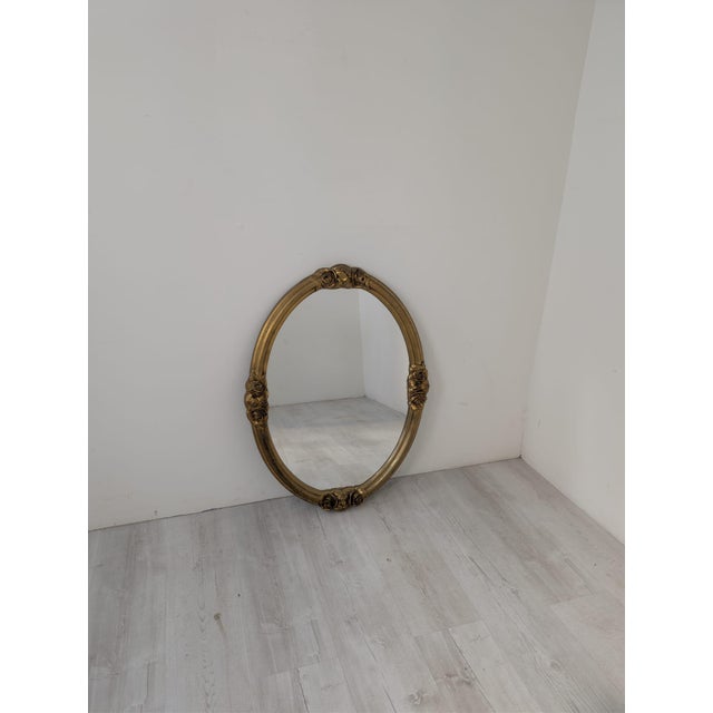 Oval Mirror in a Gilded Frame – Roses, Baroque Style A striking oval mirror in a decorative, gilded frame, designed in a...