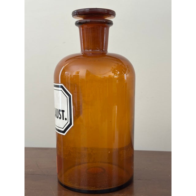 1930s 1930s German Amber Glass Apothecary Bottle – Liq. Ammon. Caust., 8-3/4" W/ Stopper - Large For Sale - Image 5 of 10