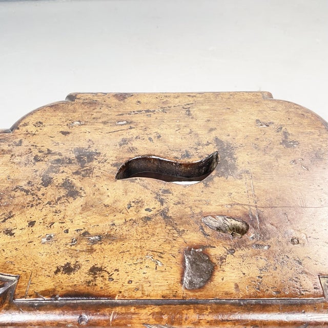 Italian Stool in Walnut, 1600s For Sale - Image 6 of 14