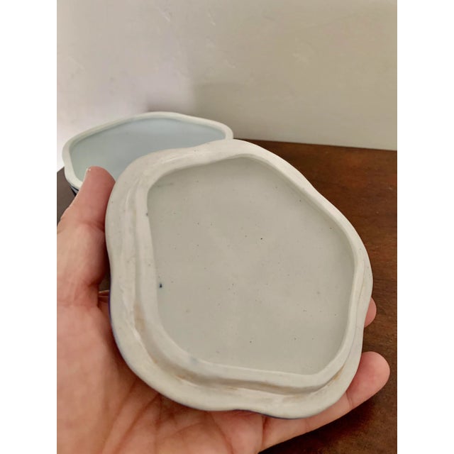 Late 20th Century Blue and White Chinoiserie Ceramic Box For Sale - Image 5 of 6