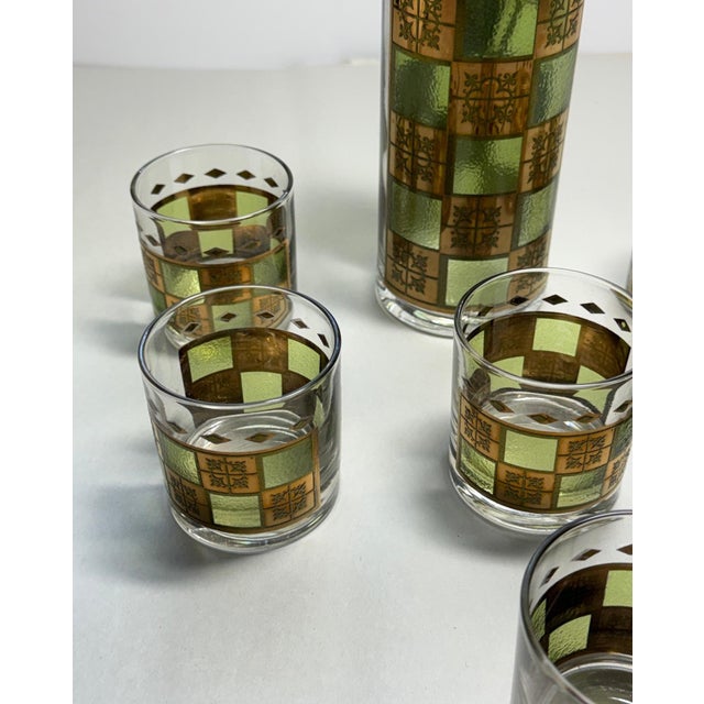 Vintage Mid-Century Modern Green & Gold Geometric Martini Pitcher & Glasses – 8-Piece Set For Sale In Orlando - Image 6 of 15