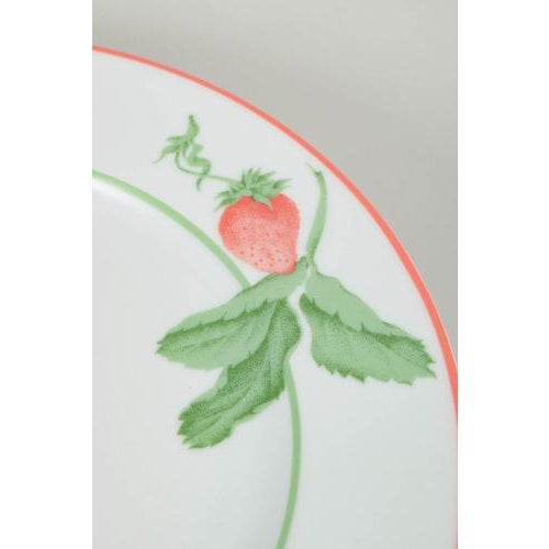 Fraise Series Dinner Plates in Porcelain by Bill Goldsmith for Limoges, 1980s, Set of 4 For Sale - Image 3 of 5