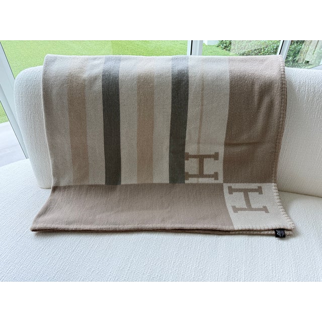 Hermès Avalon 100% Cashmere Throw Blanket For Sale In Miami - Image 6 of 10