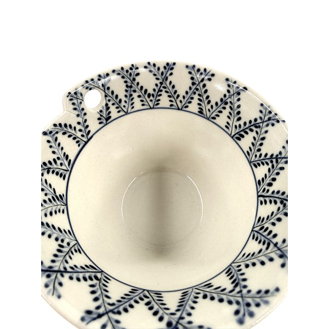 Set of 4 Bat Trang Vietnamese Ramen/Pho/Rice Bowls Hand Painted Blue Leaf Motif and Chopstick Rests For Sale - Image 4 of 8