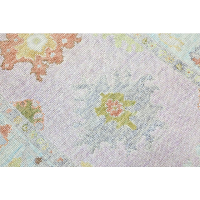 This modern Turkish Oushak rug is a stunning piece of art that has been handwoven using traditional techniques by skilled...