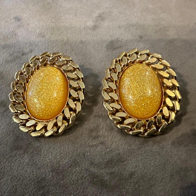 A 1970s Gilt Metal and Faux Oval Gold Pearls Italian Set of Clip-on Earrings For Sale - Image 9 of 9