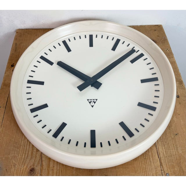 Beige Large Industrial Bakelite Factory Wall Clock from Pragotron, 1960s For Sale - Image 8 of 18