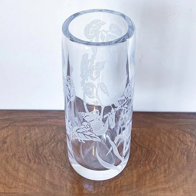 Stuart Abelman Vintage Etched Cameo-Style Crystal Vase Depicting Tree Frogs by Stuart Abelman For Sale - Image 4 of 10
