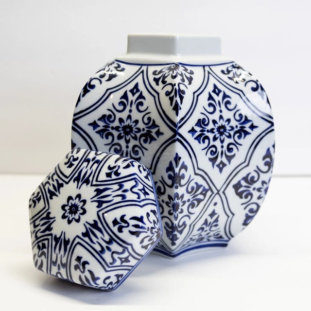 Vintage Chinoiserie Blue & White Hexagon Ginger Jar For Sale - Image 4 of 7