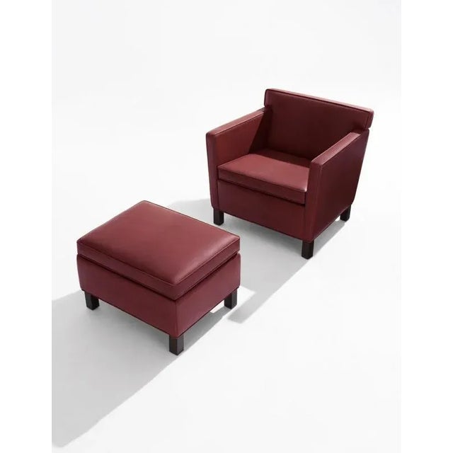 Pouf with burgundy leather upholstery. Polyurethane foam padding, with an additional layer of Dacron cushioning. The...