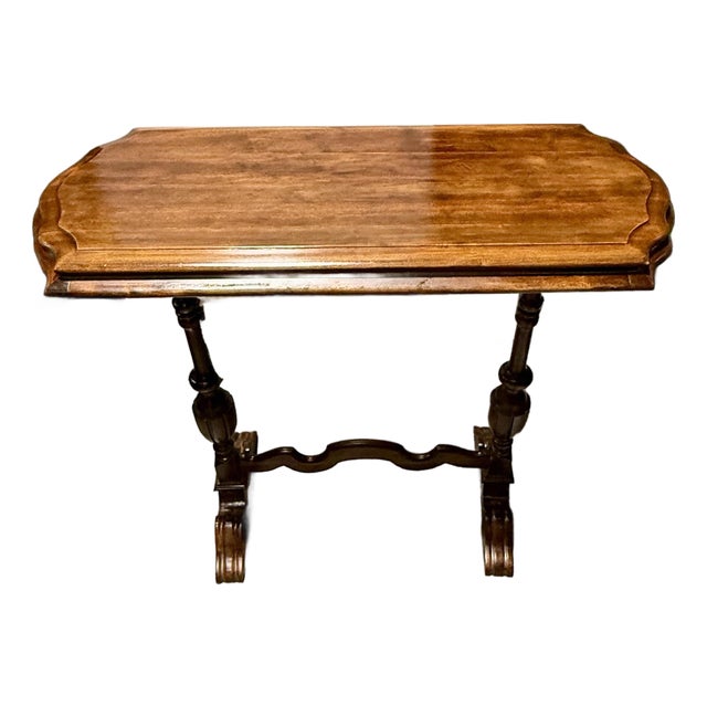Early 19th Century Victorian Style Walnut Parlor Table For Sale