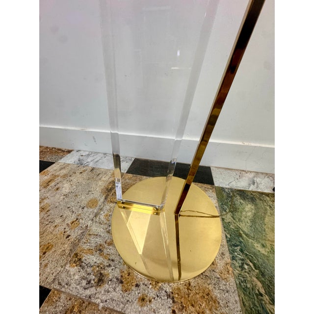 Gold Frederick Raymond 1986 Mid-Century Modern Hollywood Regency Lucite & Brass Uplighter Floor Lamp For Sale - Image 8 of 9