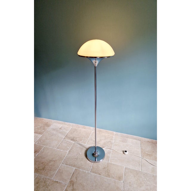 Modernist floor lamp in chrome metal and white satin glass globe from the 1960s. Very good condition. Compatible with an...
