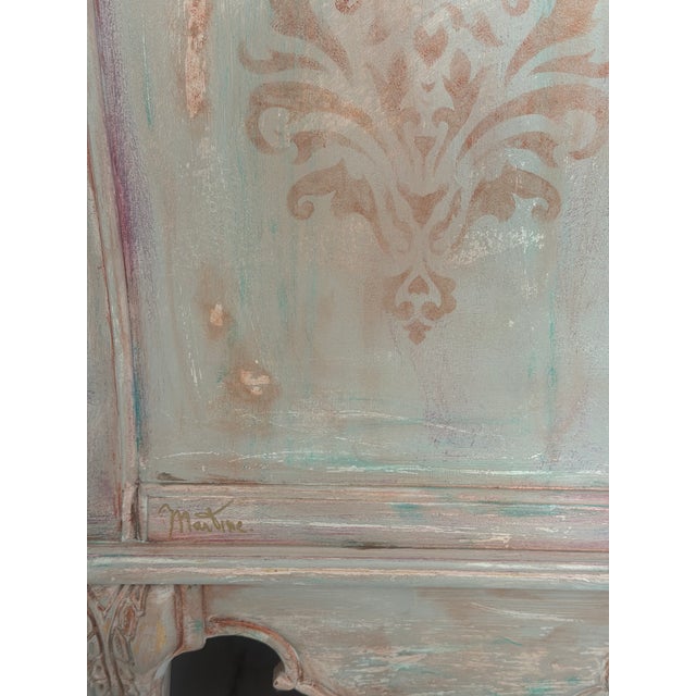 Vintage French Style Serpentine Chest – Pulaski Hand-Painted Pastel Patina For Sale In Naples, FL - Image 6 of 9