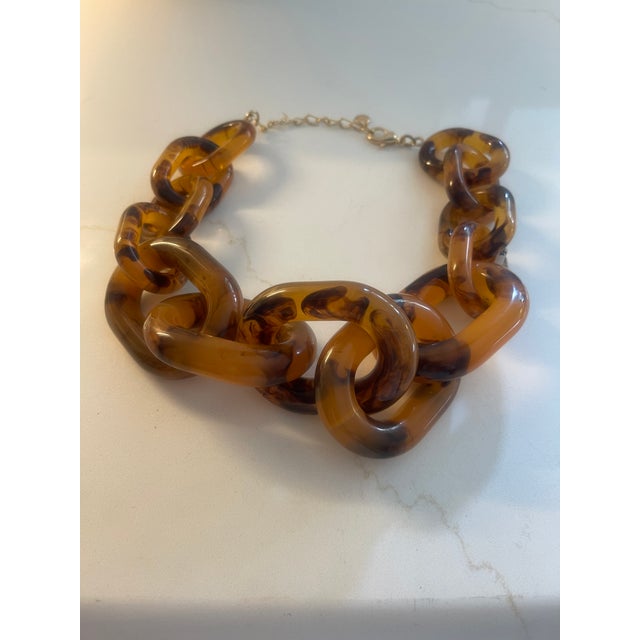 Art Deco 1950s Retro Tortoise Lucite Large Chain Necklace For Sale - Image 3 of 3