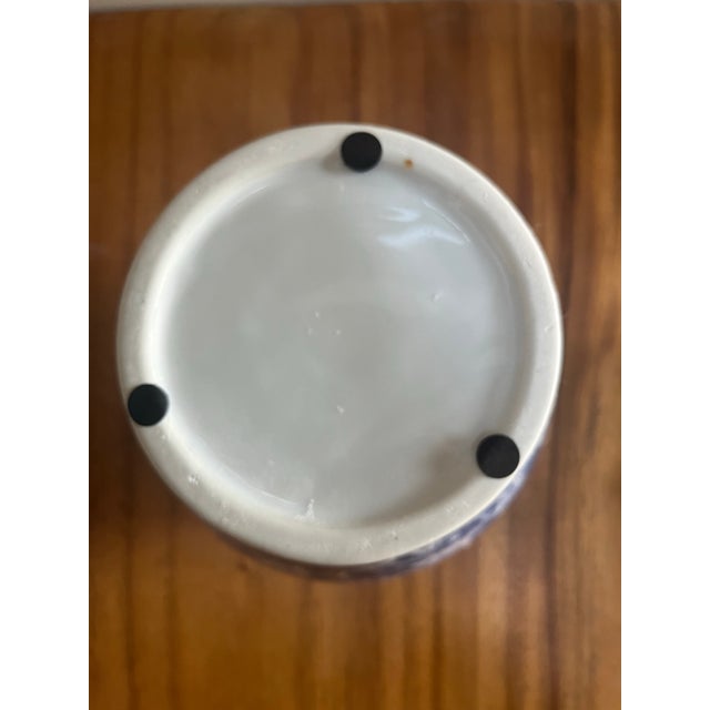 What a fabulous phoenix design bali and white ceramic ginger jar! Add to a side table in the foyer or for the coffee table...