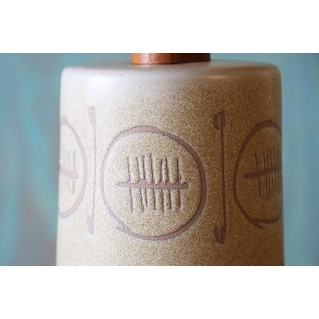 1960s Gordon and Jane Martz M170 Lamp for Marshall Studios Yellow Tan Engravings 31" For Sale - Image 6 of 15