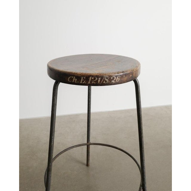French Mid-Century Wooden & Iron High Tripod Bar Stool by Pierre Jeanneret, 1950s For Sale - Image 4 of 7