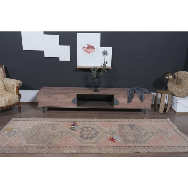 1970 Vintage Oushak Kilim Runner - Muted Pastel Pink Beige Area Rug - Traditional Turkish Medallion Runner for Hallway For Sale - Image 14 of 17
