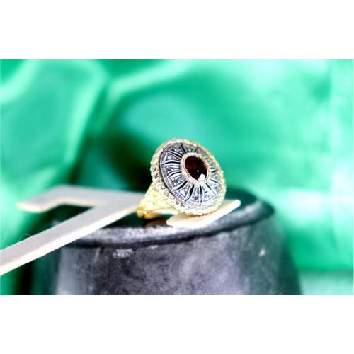Gold and Silver Ring with Chiseled Floral Motifs, in Very Good conditions. Designed 1980 to 1989 This piece has an...