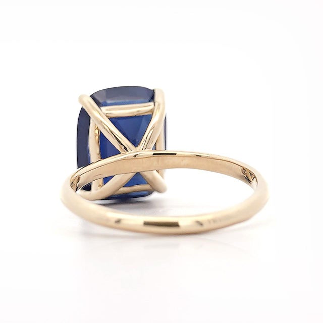 Gia Certified 5.11 Carat Cushion Blue Sapphire 14k Yellow Gold Solitaire Ring, Size 7 For Sale In Miami - Image 6 of 10