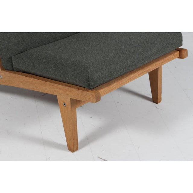 Set of Lounge Chair Model Ge-375 attributed to Hans J. Wegner for Getama, 1960s For Sale - Image 4 of 9