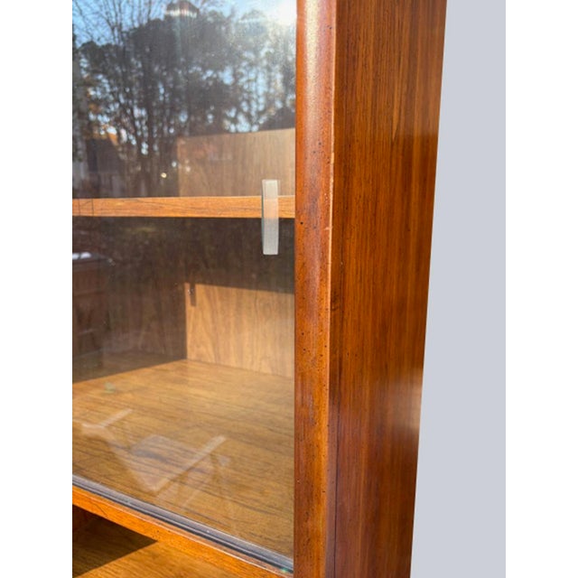 1960s Beautiful Stanley Mid-Century Modern Hutch/China Cabinet For Sale In Raleigh - Image 6 of 9