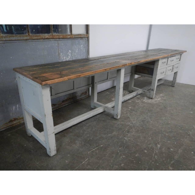 with 6 side drawers measuring 44x30 cm h12. The useful spaces on the side of the chest of drawers measure 98x75 cm.