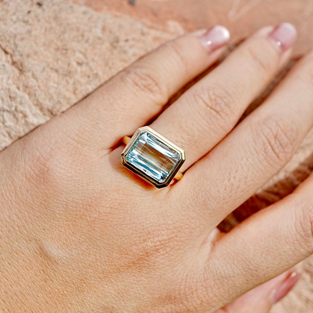 2020s Kai One-of-a-Kind Aigs Certified 5.81ct Aquamarine East-West Ring in 14k Gold Size 7 For Sale - Image 5 of 8