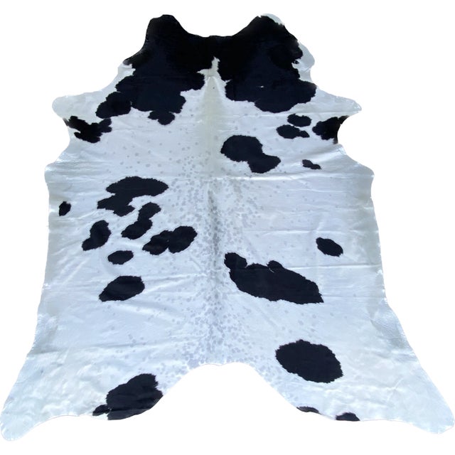 Beautiful natural Brazilian champagne and black cowhide with a particularly glossy coat. A monochromatic piece that works...