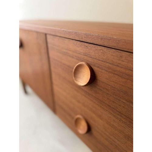 This compact Scandinavian sideboard from the 1960s is a beautiful example of how functionality and design converge in an...