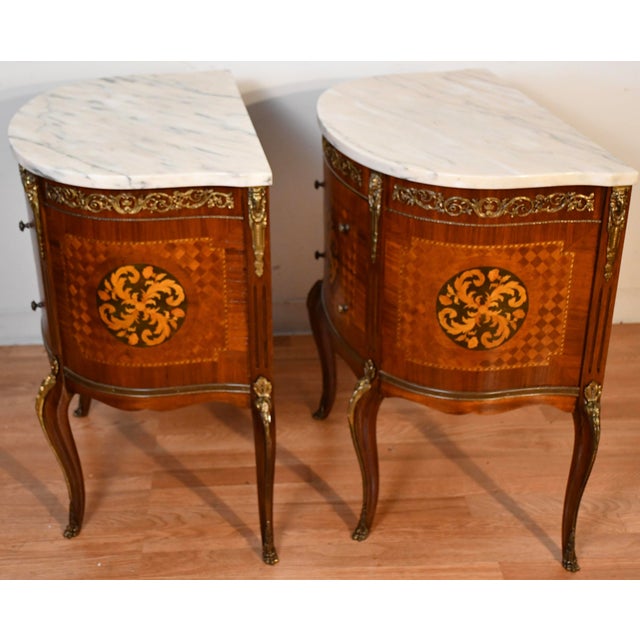 1930s Pair French Louis XV Walnut Satinwood Inlay & Marble Top Nightstands / Small Commodes For Sale - Image 14 of 18