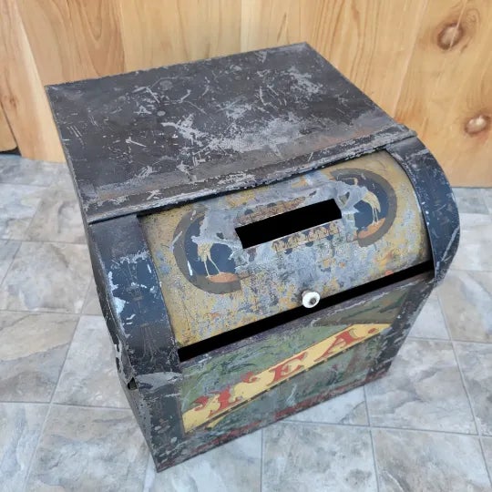 Metal Early 20th Century Antique Metal Large Tea Tin for General and County Stores For Sale - Image 7 of 10